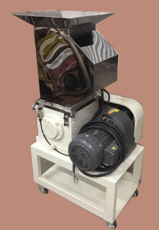 小金剛減速電機應(yīng)用在塑料粉碎機上.png