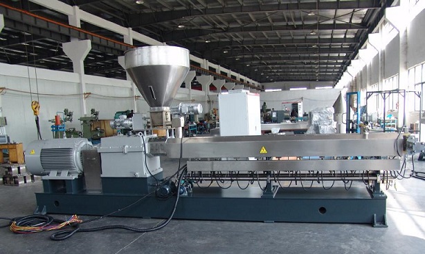 塑料顆粒機(jī)上使用邁傳硬齒面減速機(jī).jpg